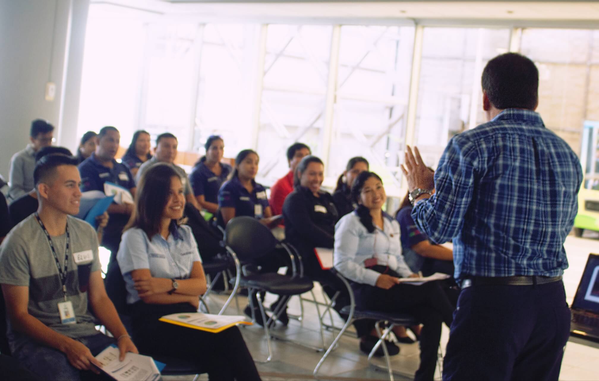 Equipo participando en taller experiencial de liderazgo y trabajo en equipo