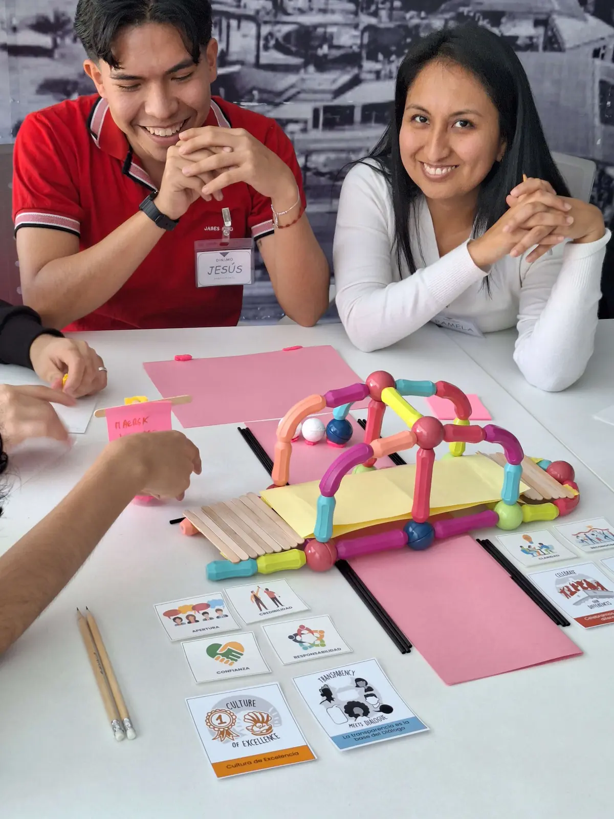 Equipo participando en metodología experiencial de capacitación y desarrollo