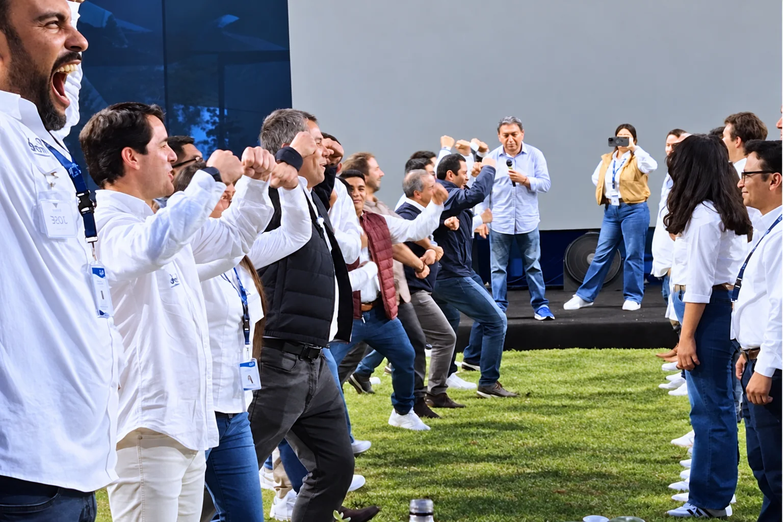 Equipo participando en una dinámica de integración